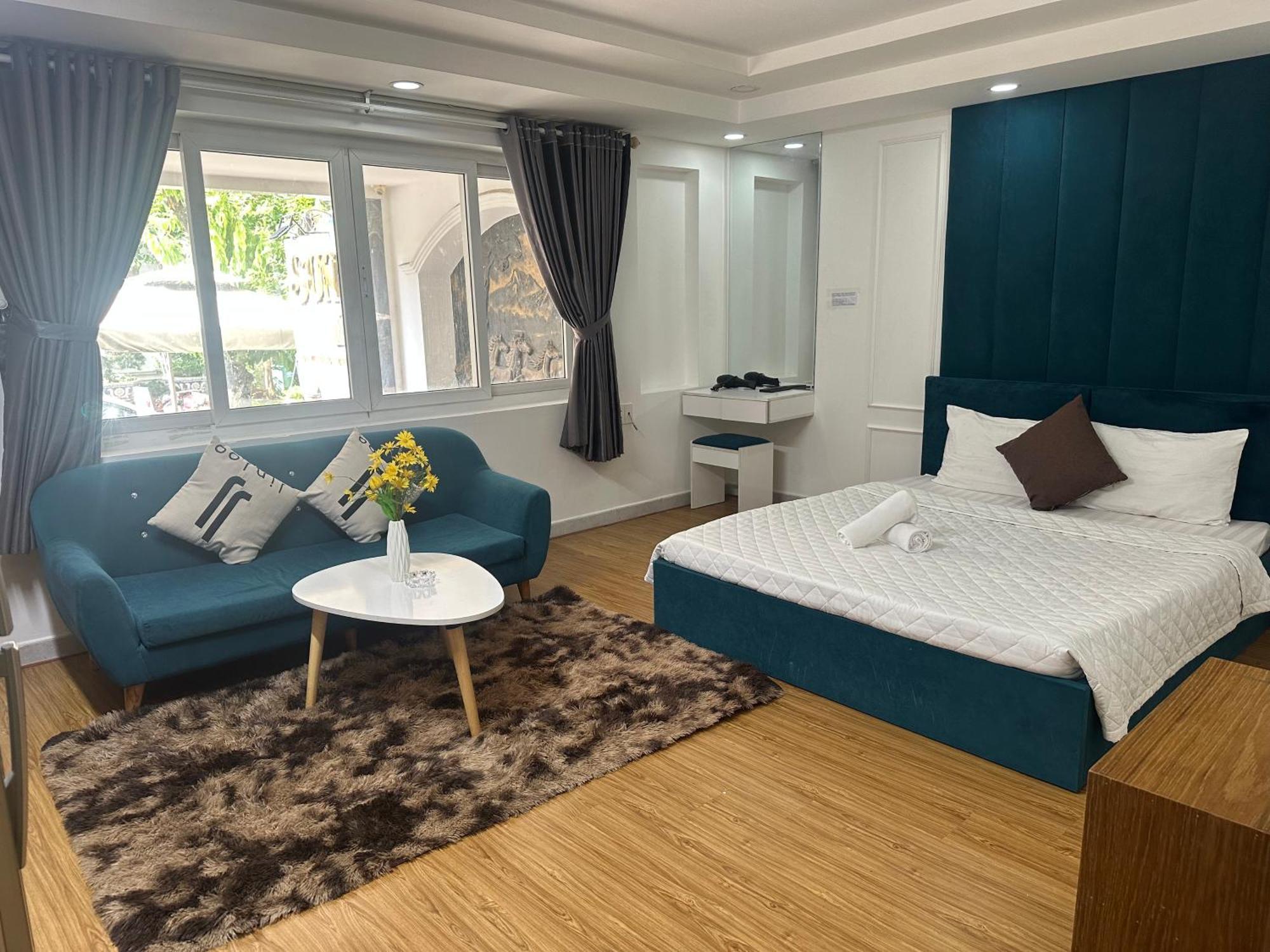 Sunny Romantic Saigon Apartment *
