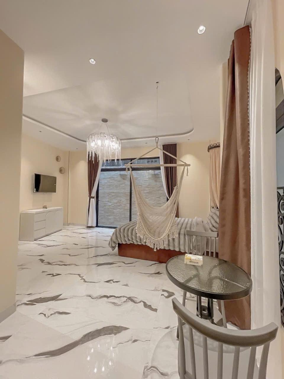 Luxury 5 Bedroom Townhouse In The Centre *