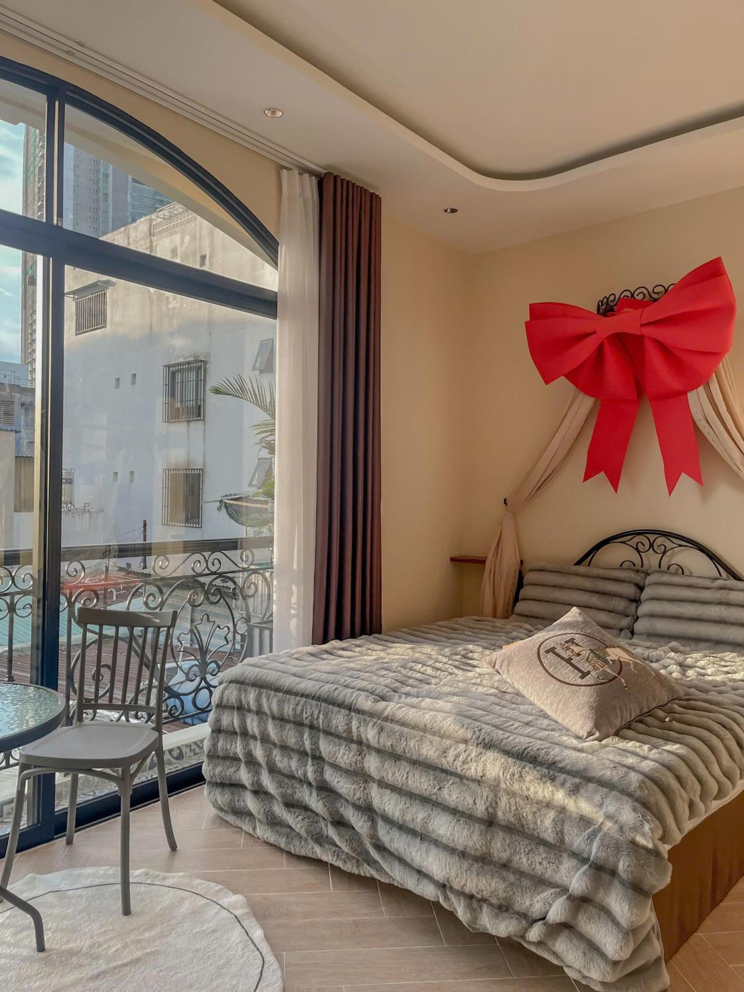 Luxury 5 Bedroom Townhouse In The Centre