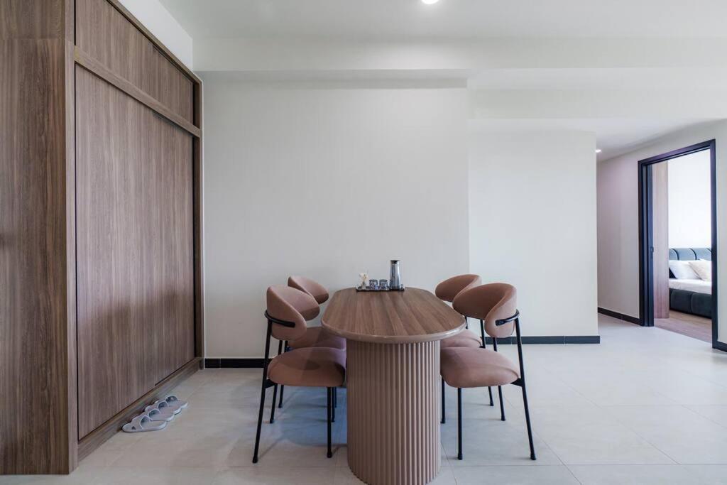 2 Bedroom Minimal Luxury Apartment *