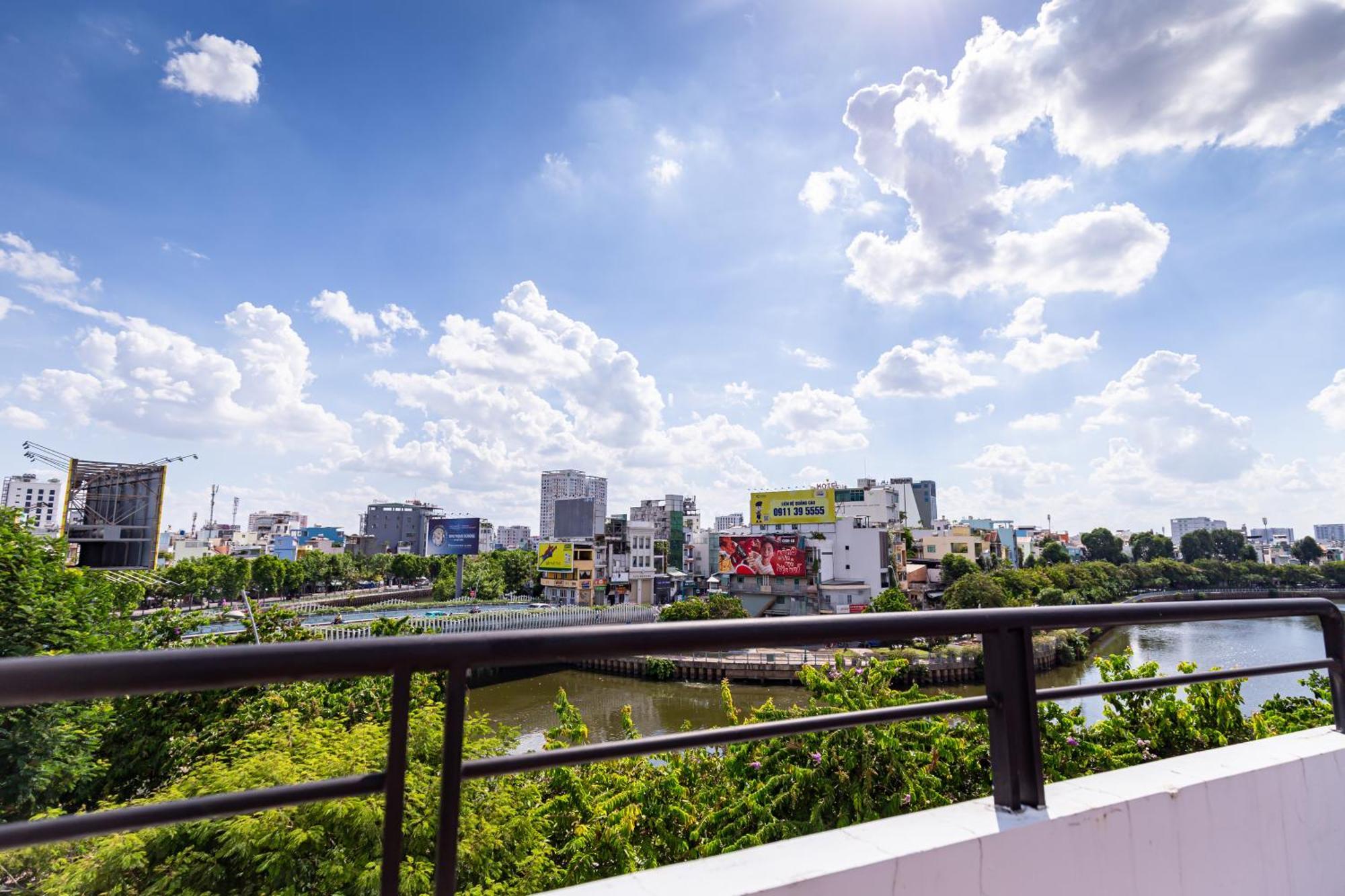 Cozy Riverview Of Livinginn