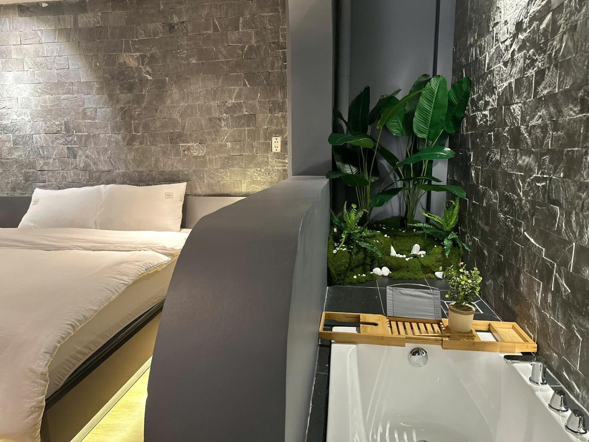 Love hotel Zenhomestay - Truong Son, Quan 10 *
