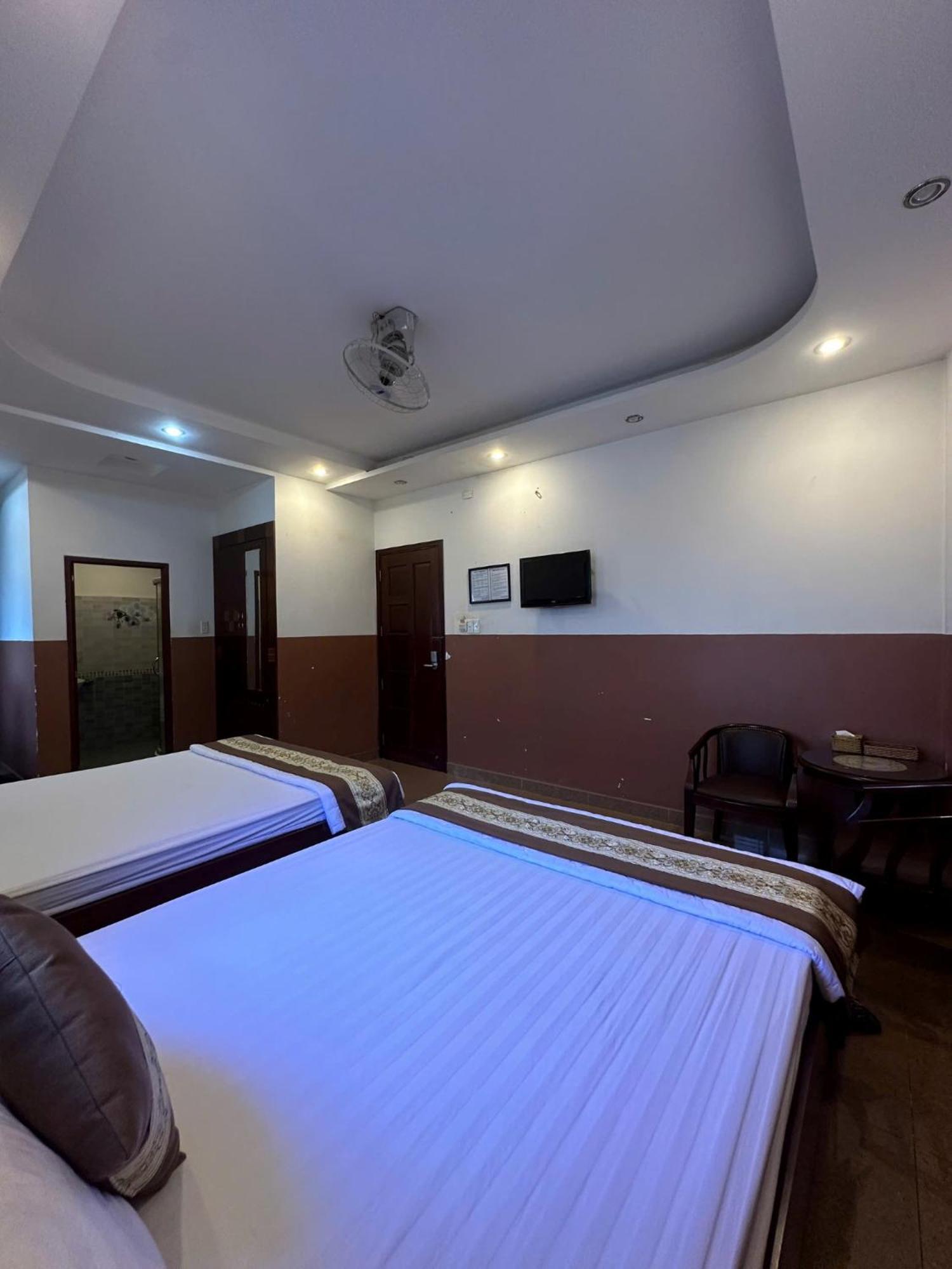 Hung Phat Tan Phu Hotel *