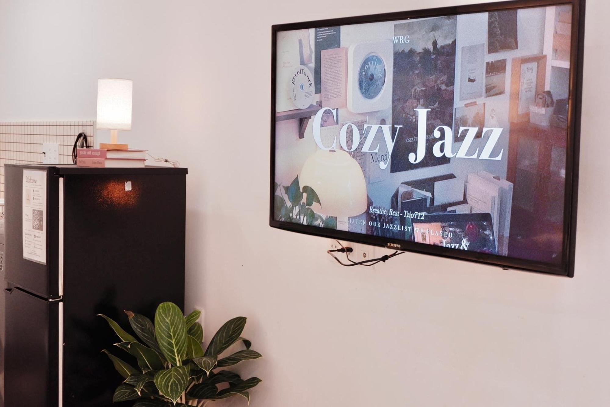 Cozy Minimalist Near Bui Vien Walking Street, District 1 Apartment