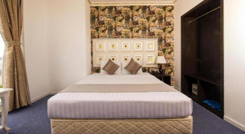 Golden Crown Saigon Hotel 3*