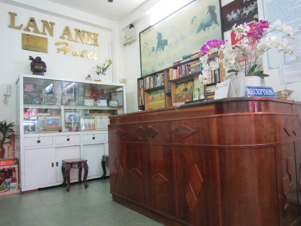 Lan Anh - De Tham Street