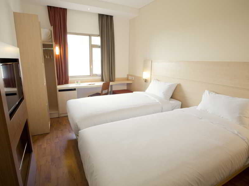 Ibis Saigon South 3*