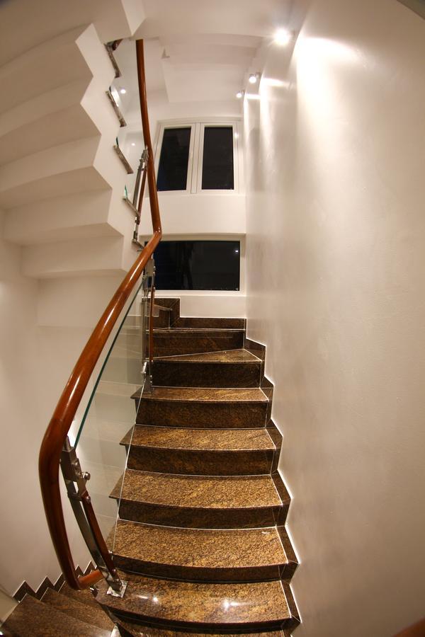 Hostel Full House *