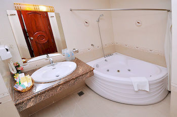 Tan Hoang Long District 5 Hotel 3*