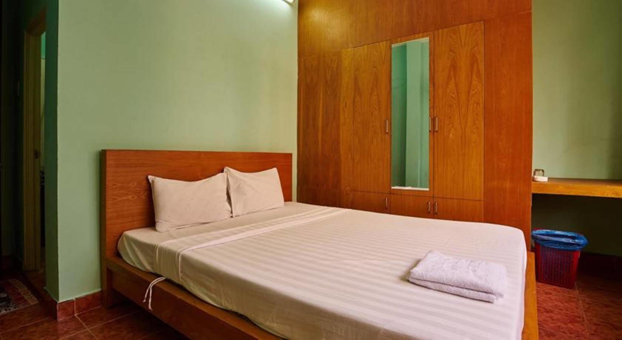 Ha Vy Hotel *