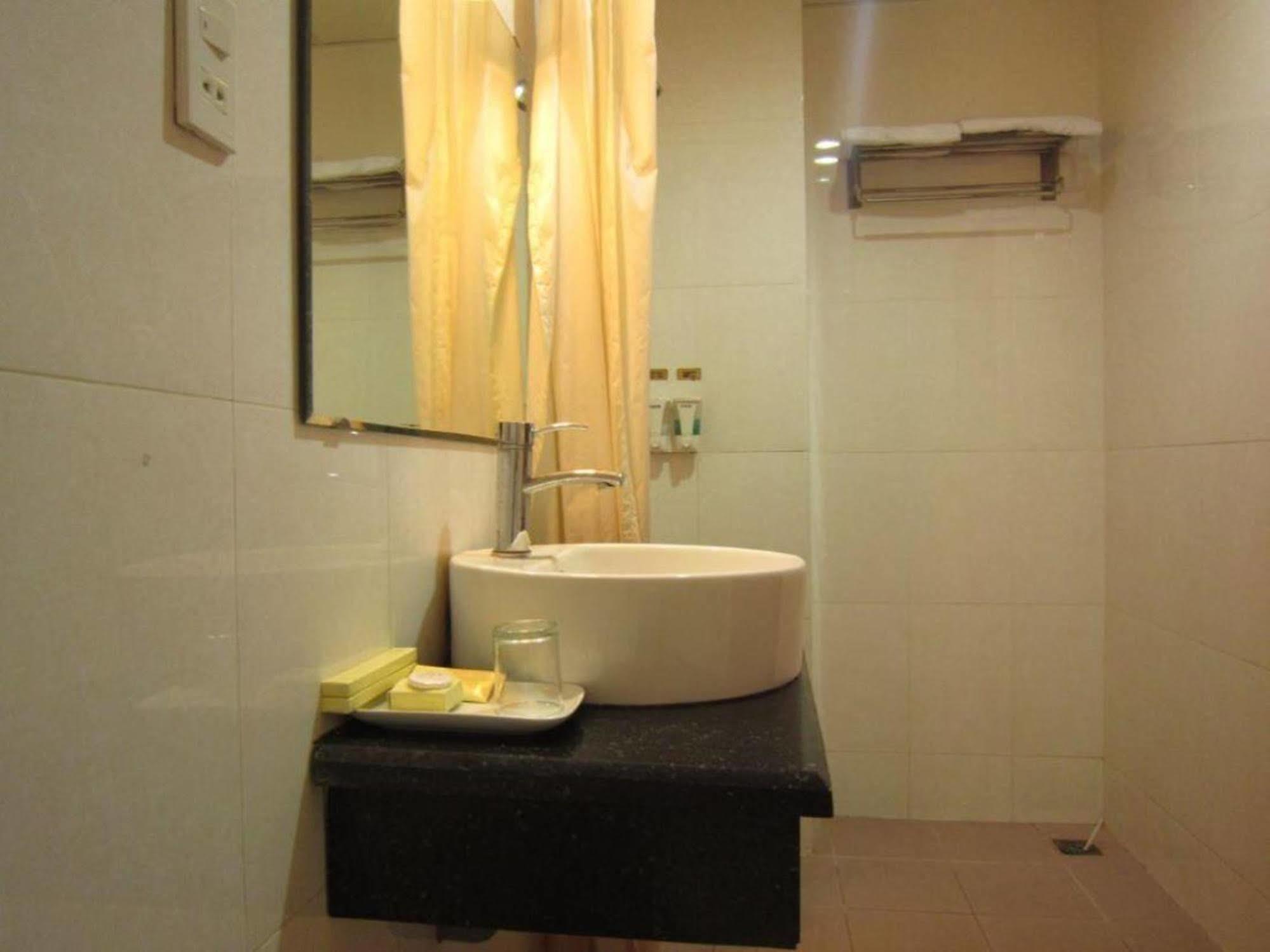 Reddoorz Ruby Star Truong Dinh Hotel