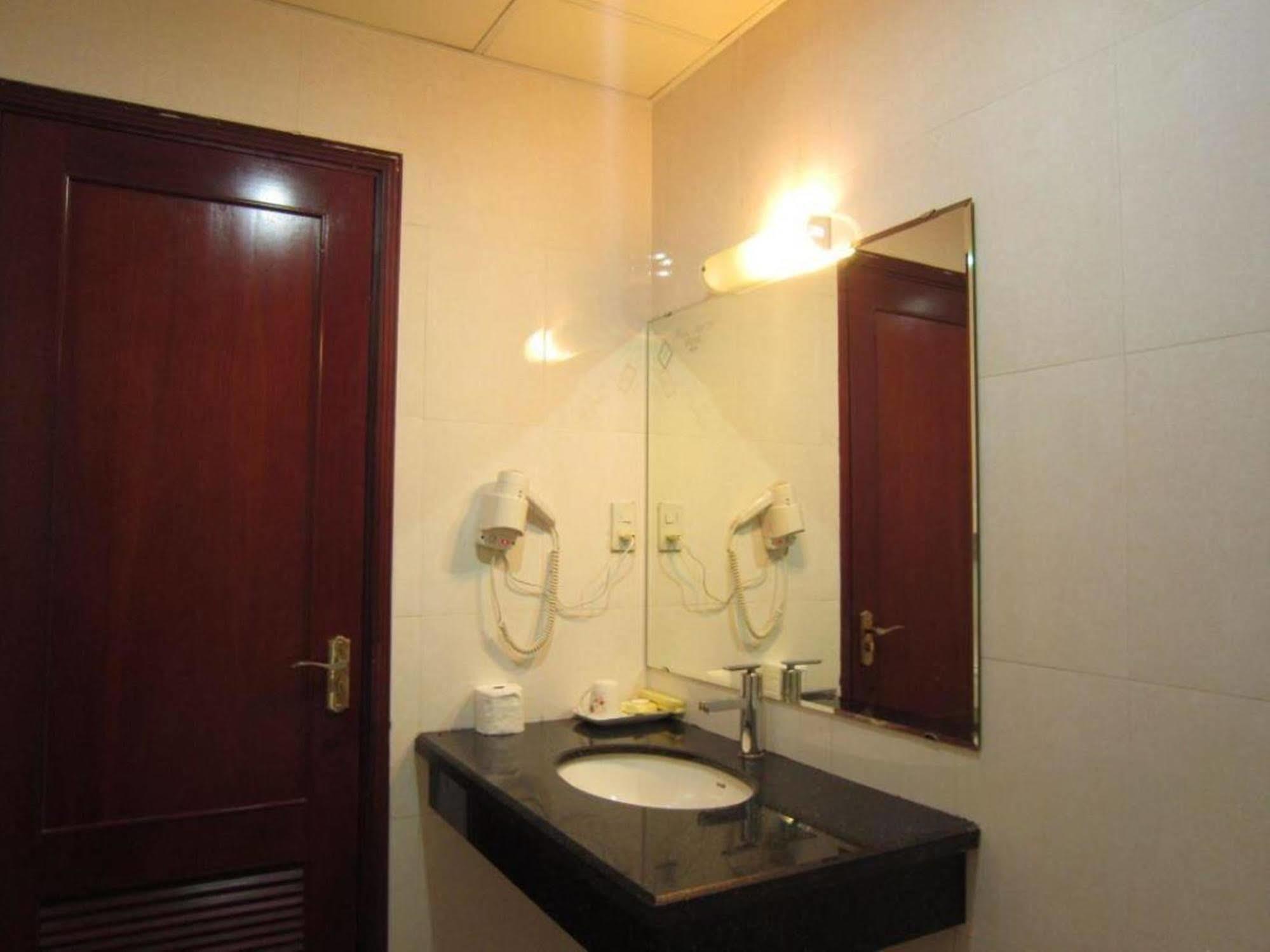 Reddoorz Ruby Star Truong Dinh Hotel