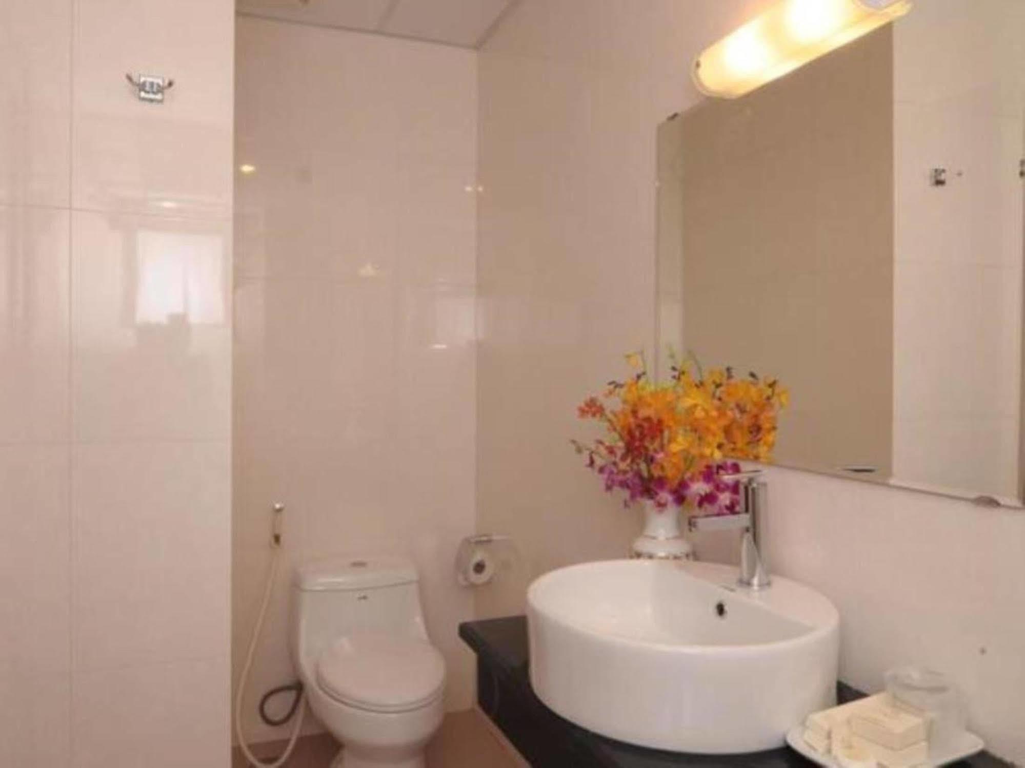 Reddoorz Ruby Star Truong Dinh Hotel 2*