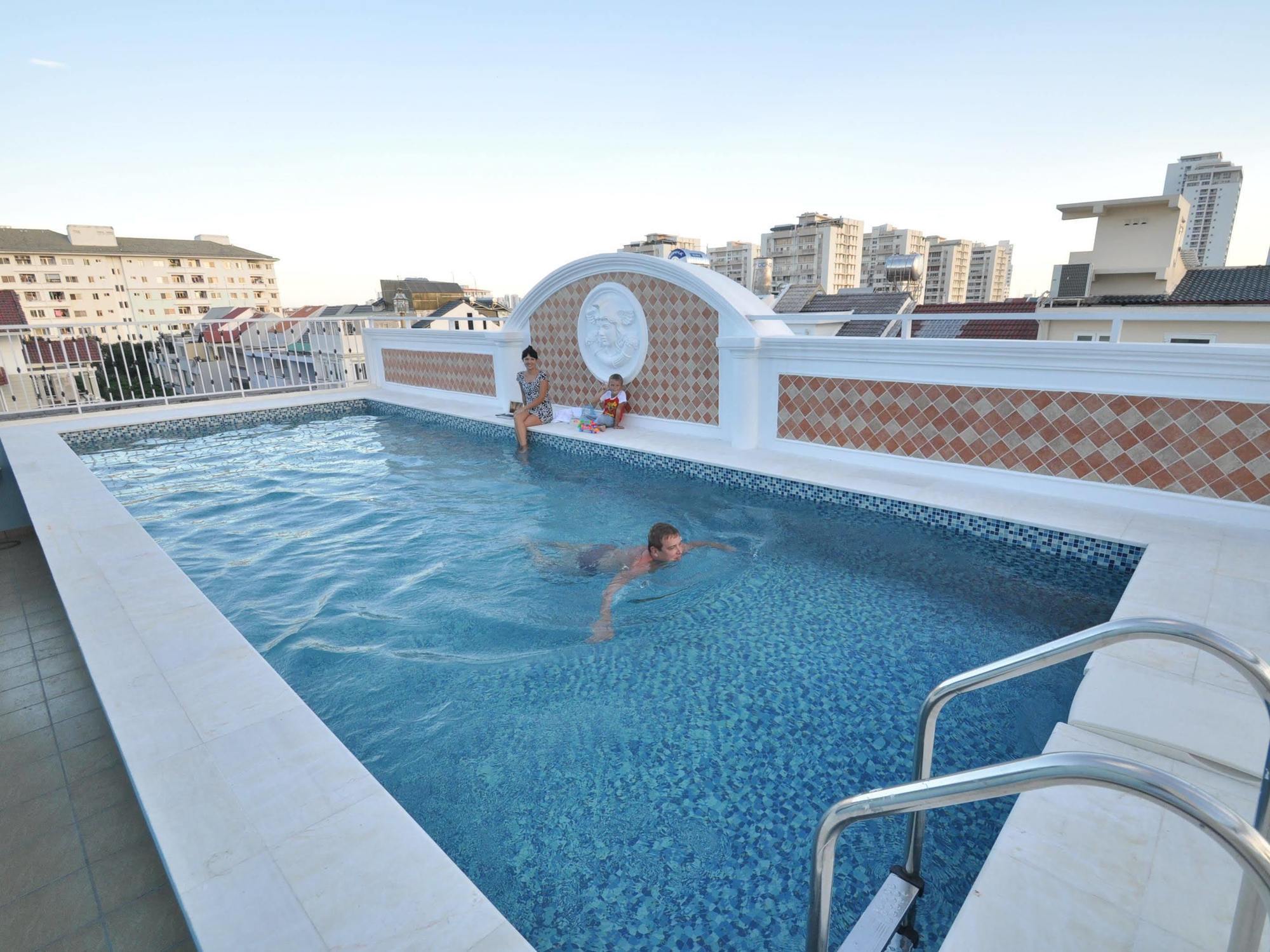 & Residences Swimming Pool 2*