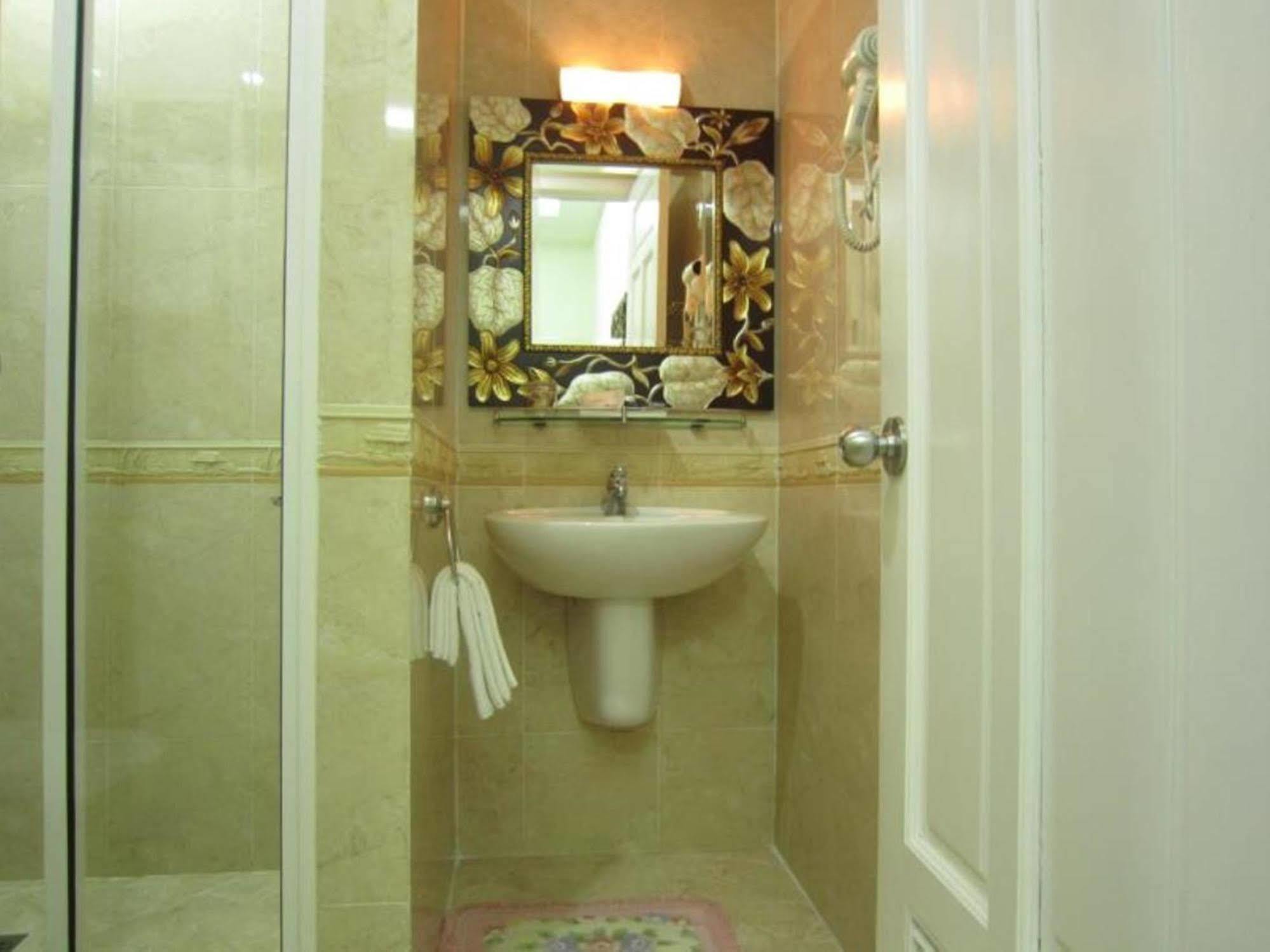 Hoang Thanh Thuy Airport 1 - Gan Am Thuc Dem Cho Hoang Hoa Tham Hotel 2*