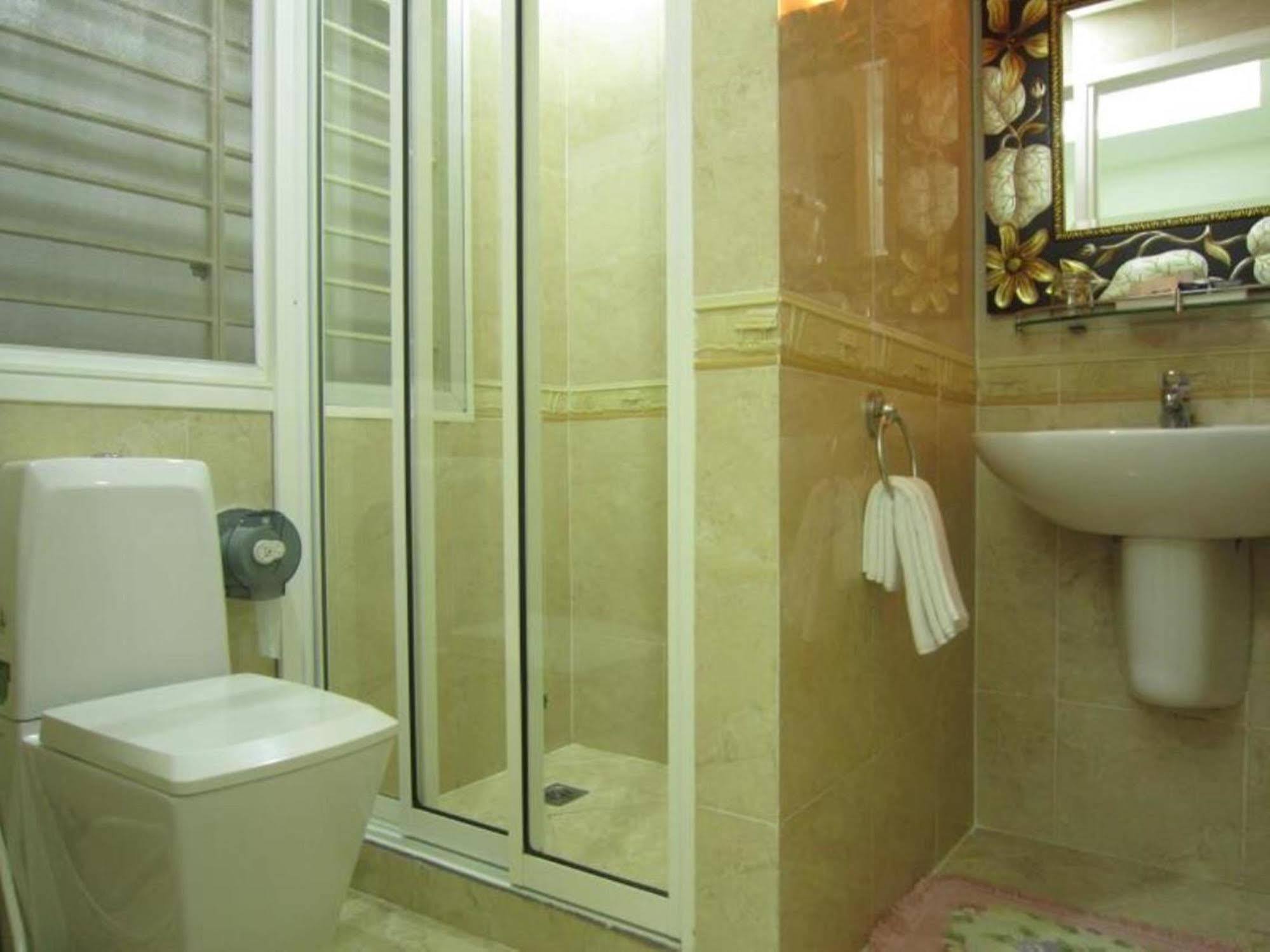 Hoang Thanh Thuy Airport 1 - Gan Am Thuc Dem Cho Hoang Hoa Tham Hotel 2*