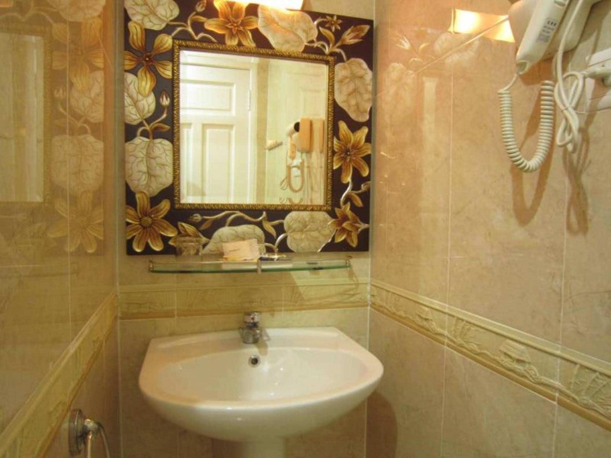 Hoang Thanh Thuy Airport 1 - Gan Am Thuc Dem Cho Hoang Hoa Tham Hotel 2*