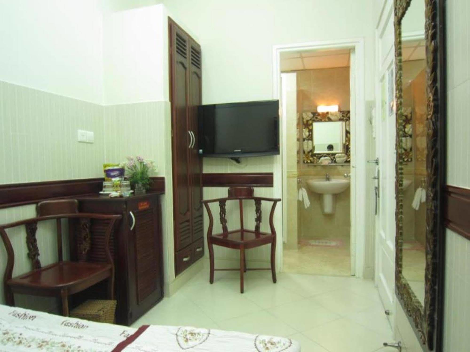 Hoang Thanh Thuy Airport 1 - Gan Am Thuc Dem Cho Hoang Hoa Tham Hotel 2*