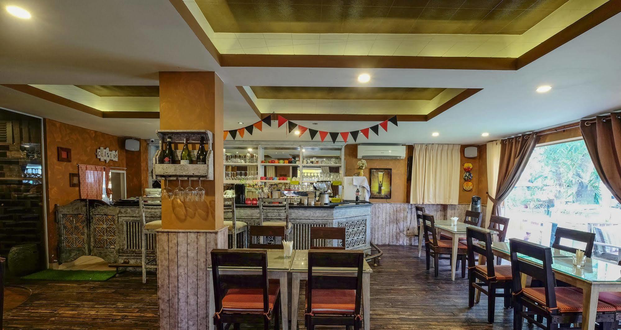 Hotel Crown Diamond - Phu My Hung District 7