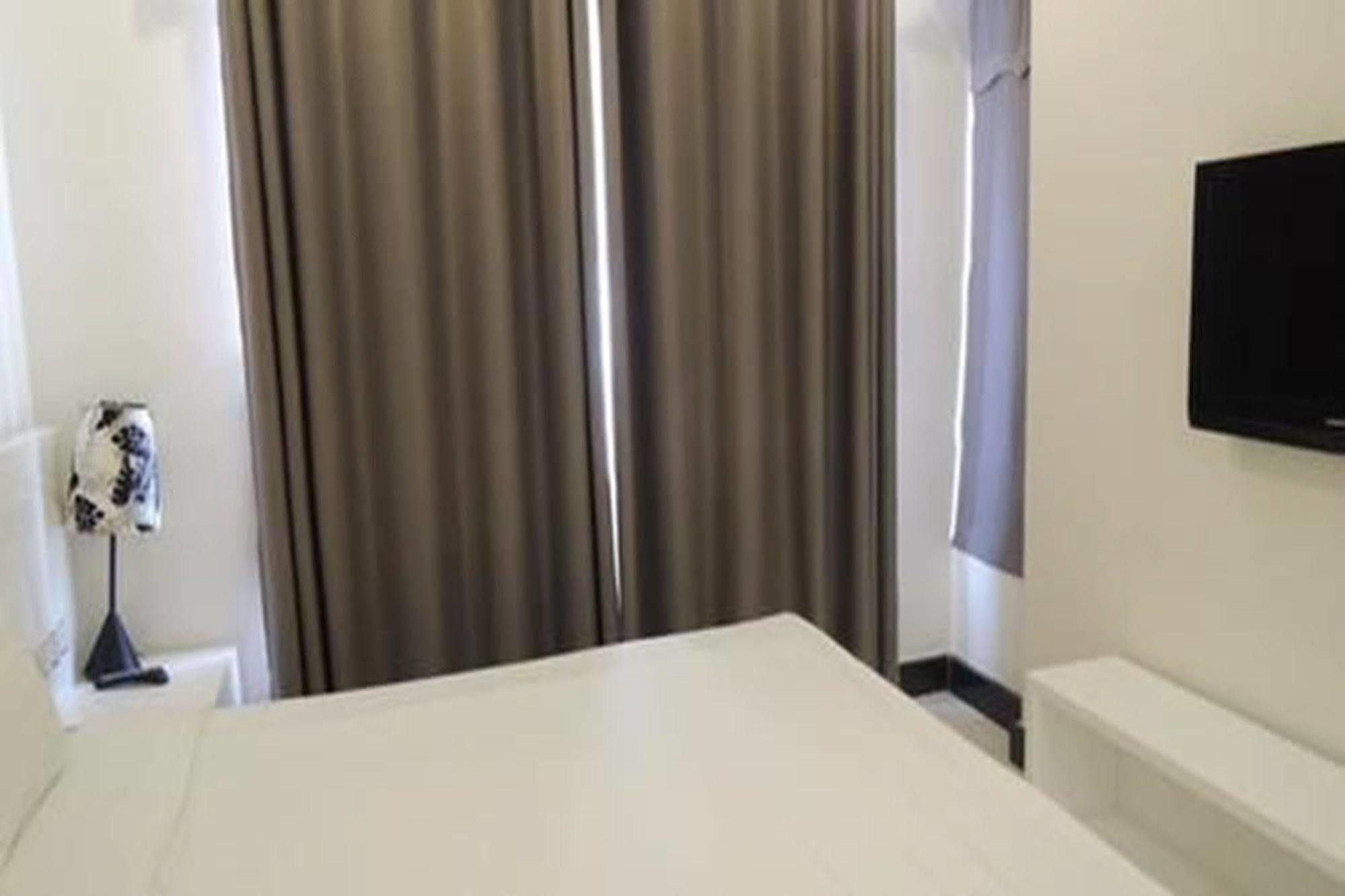 Queen Apartment *