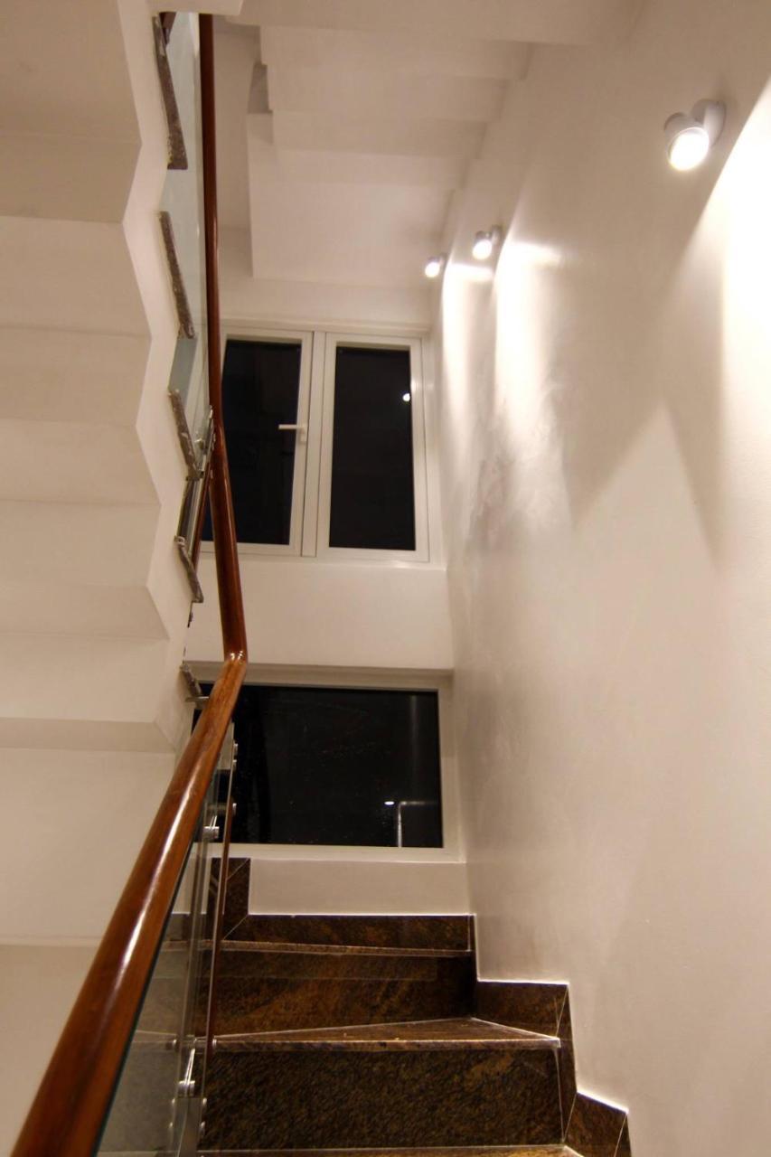 Hostel Full House