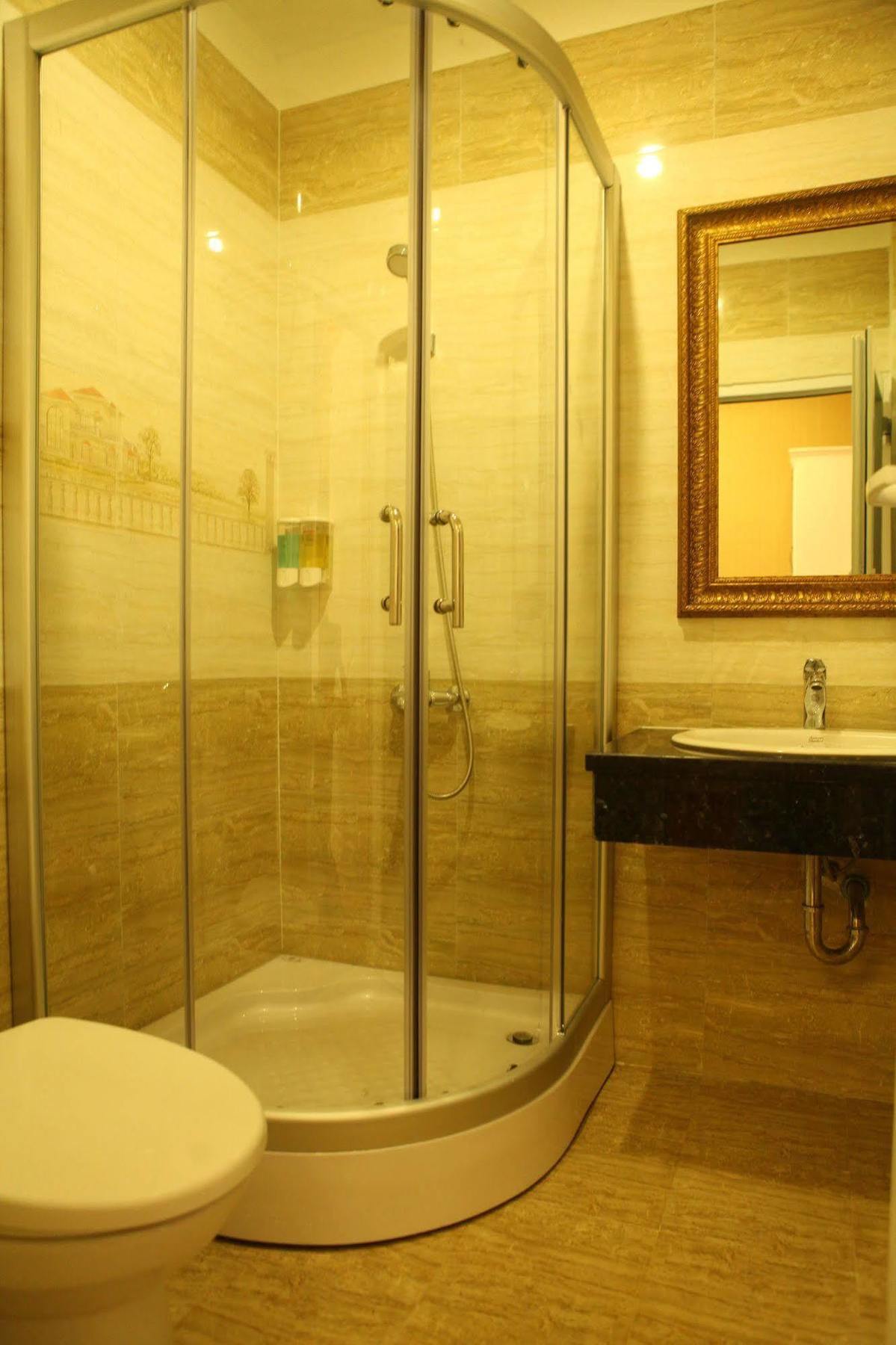 Reddoorz Bui Vien Walking Street Hotel 2*