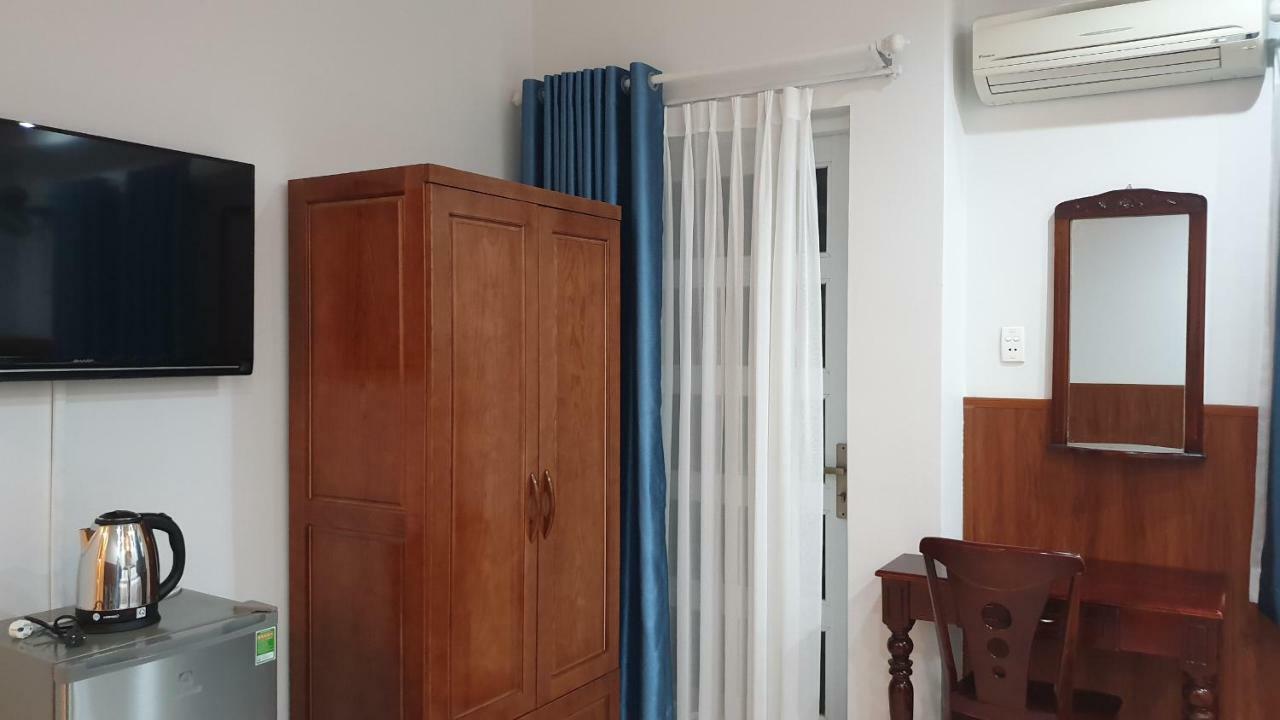 Happy Hotel