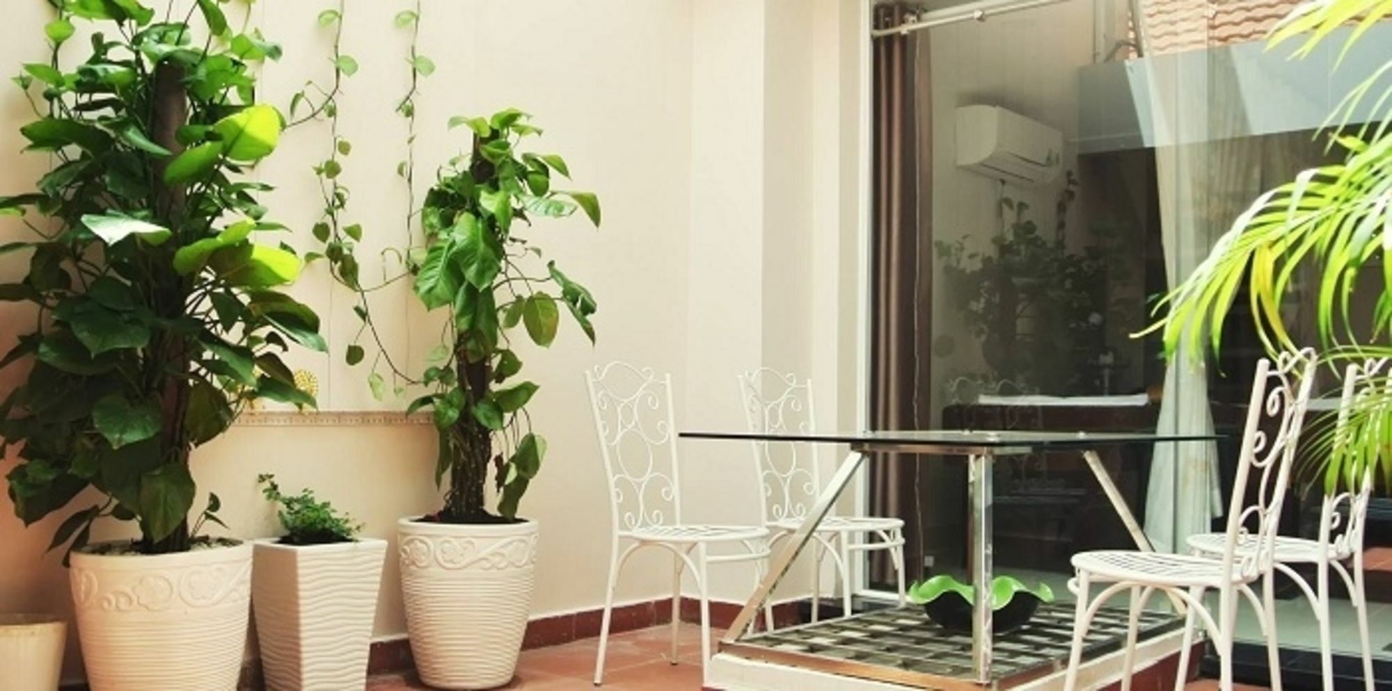 K Hotel *