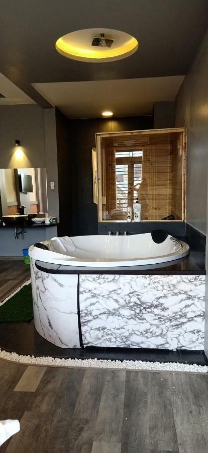 Lucy House Love hotel