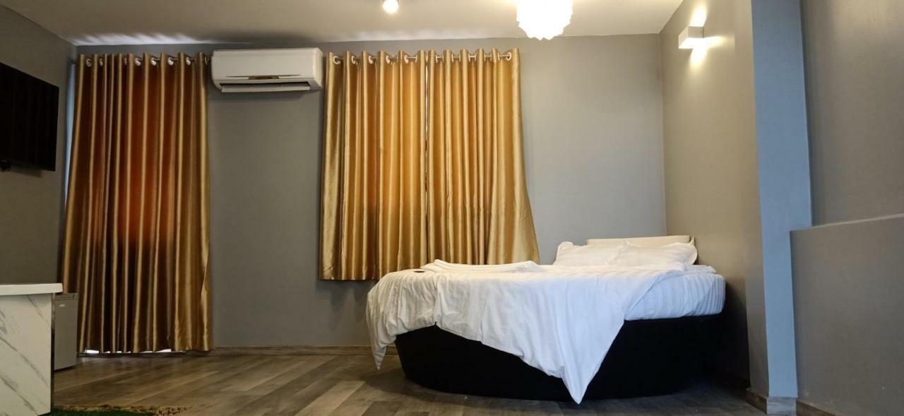 Love hotel Lucy House