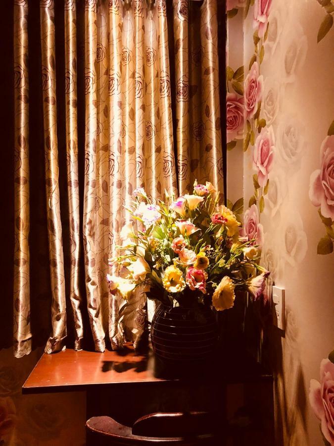 Hotel Khach San Sach *