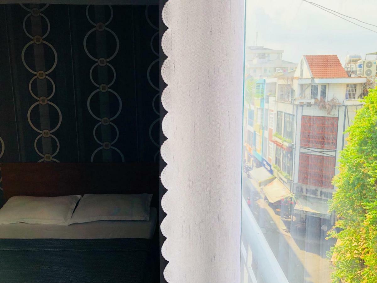 Hotel Khach San Sach *