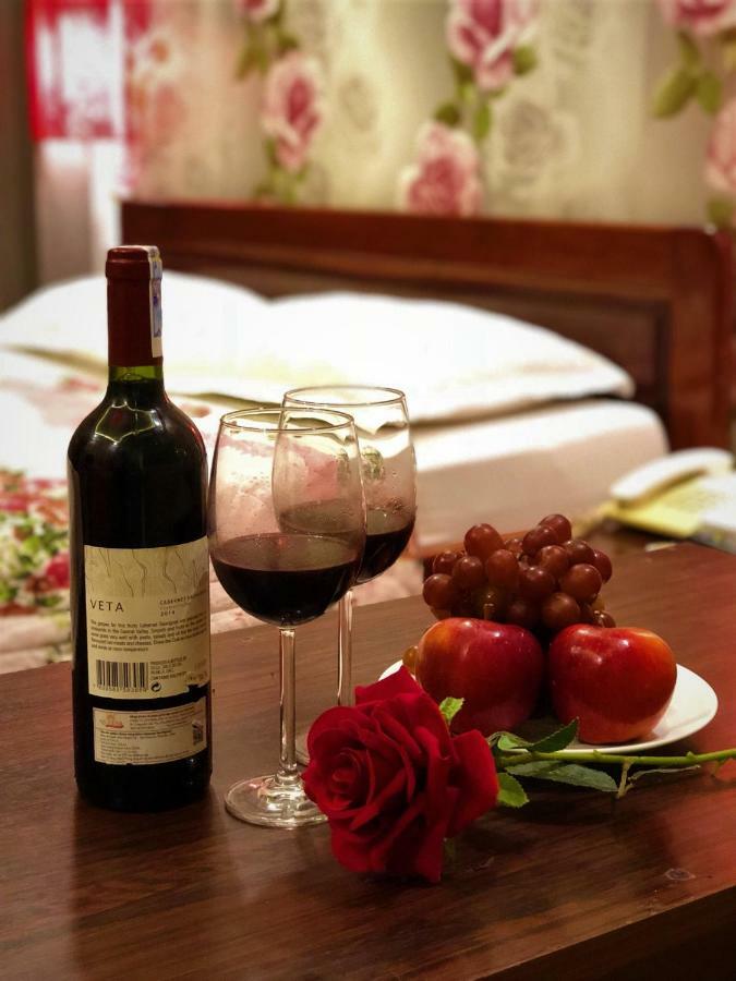 Hotel Khach San Sach *