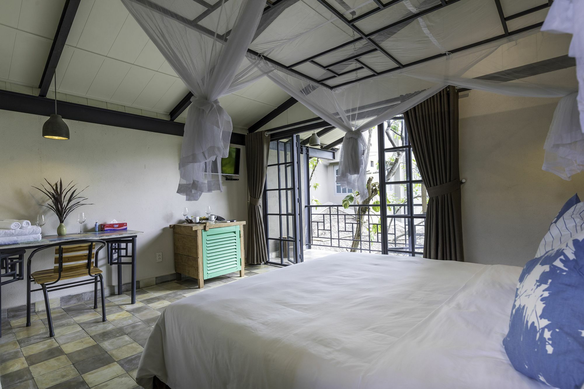 Hotel River