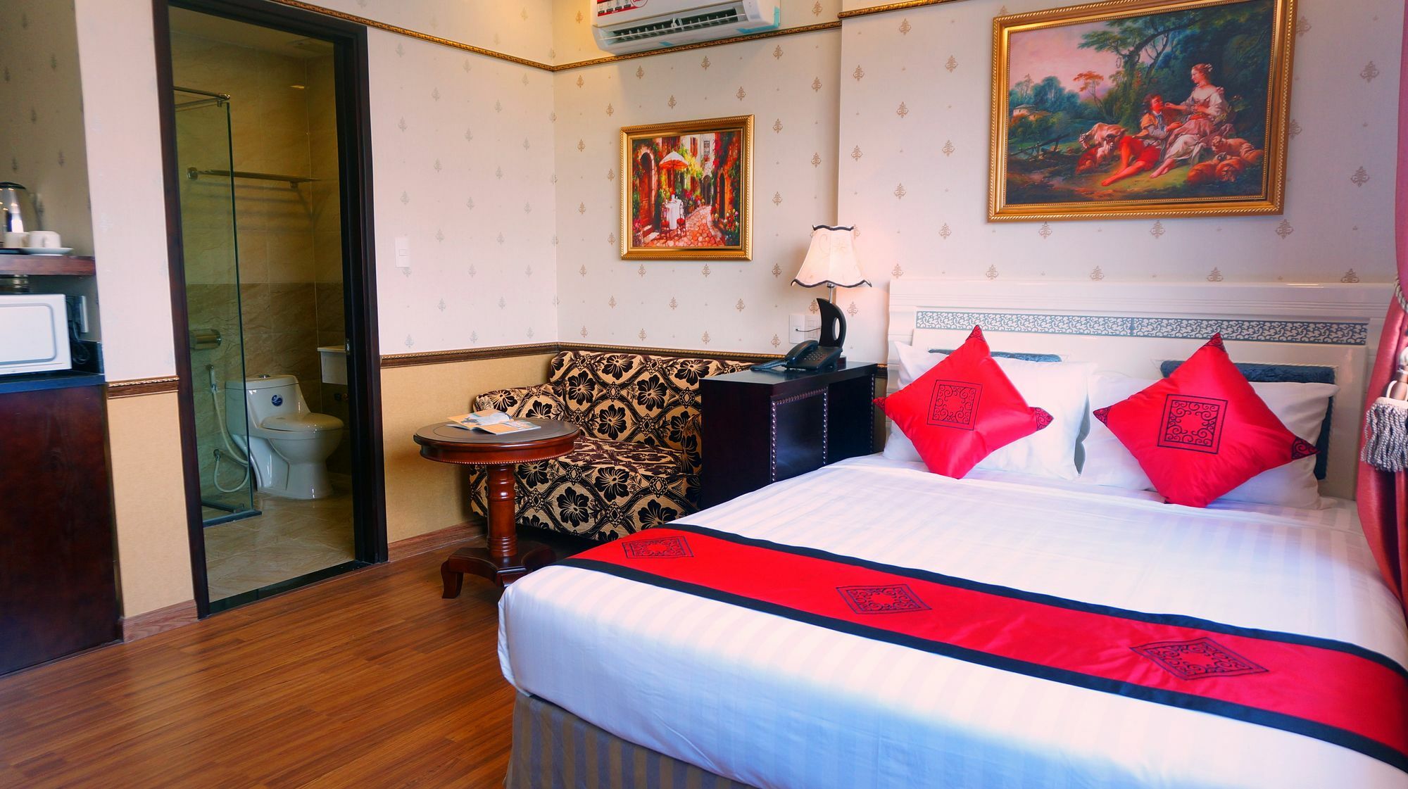 Collection O Emerald Luxury - Near Secc Hotel