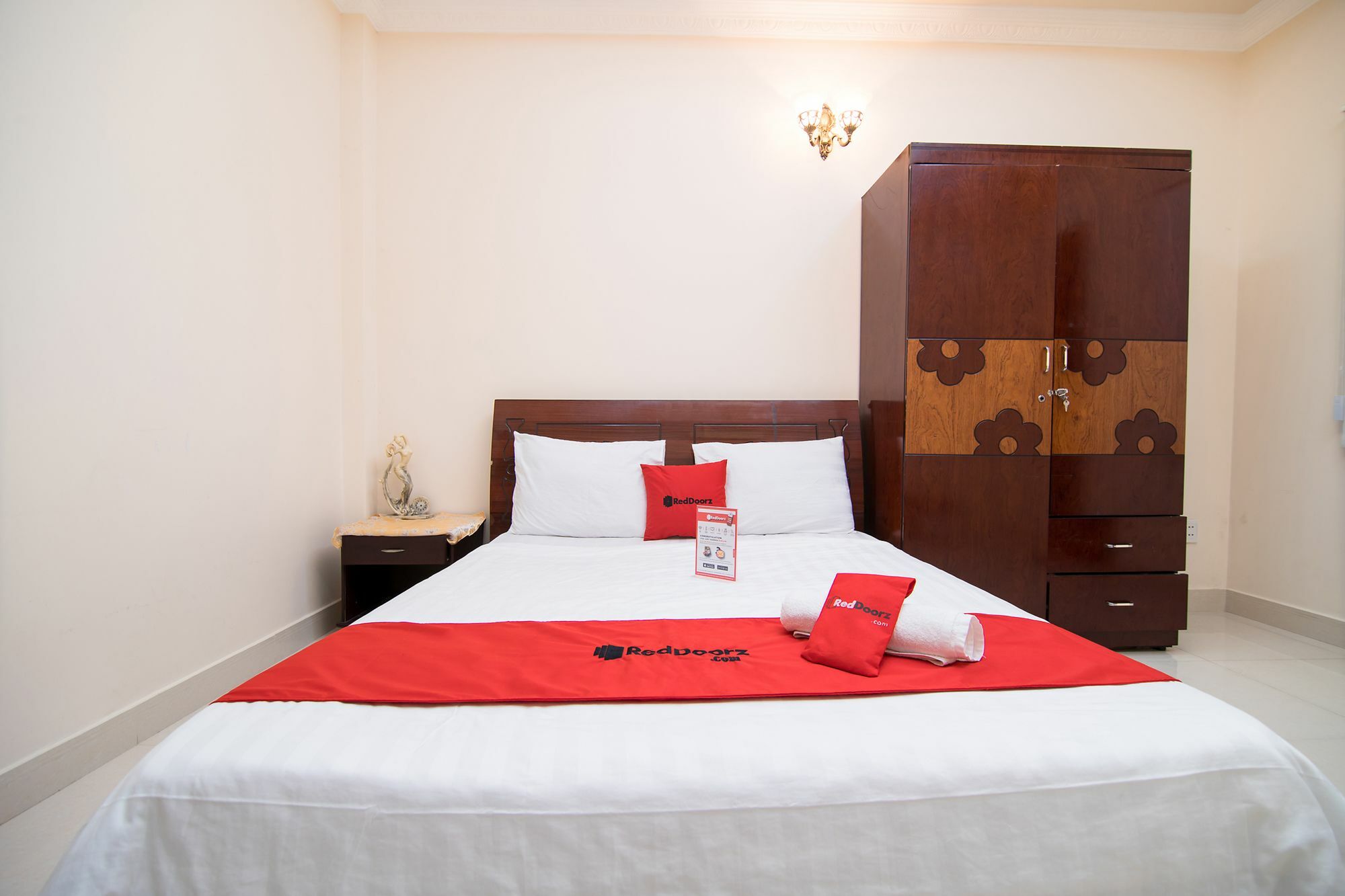 Reddoorz Near Pico Plaza Cong Hoa Guest house 2*