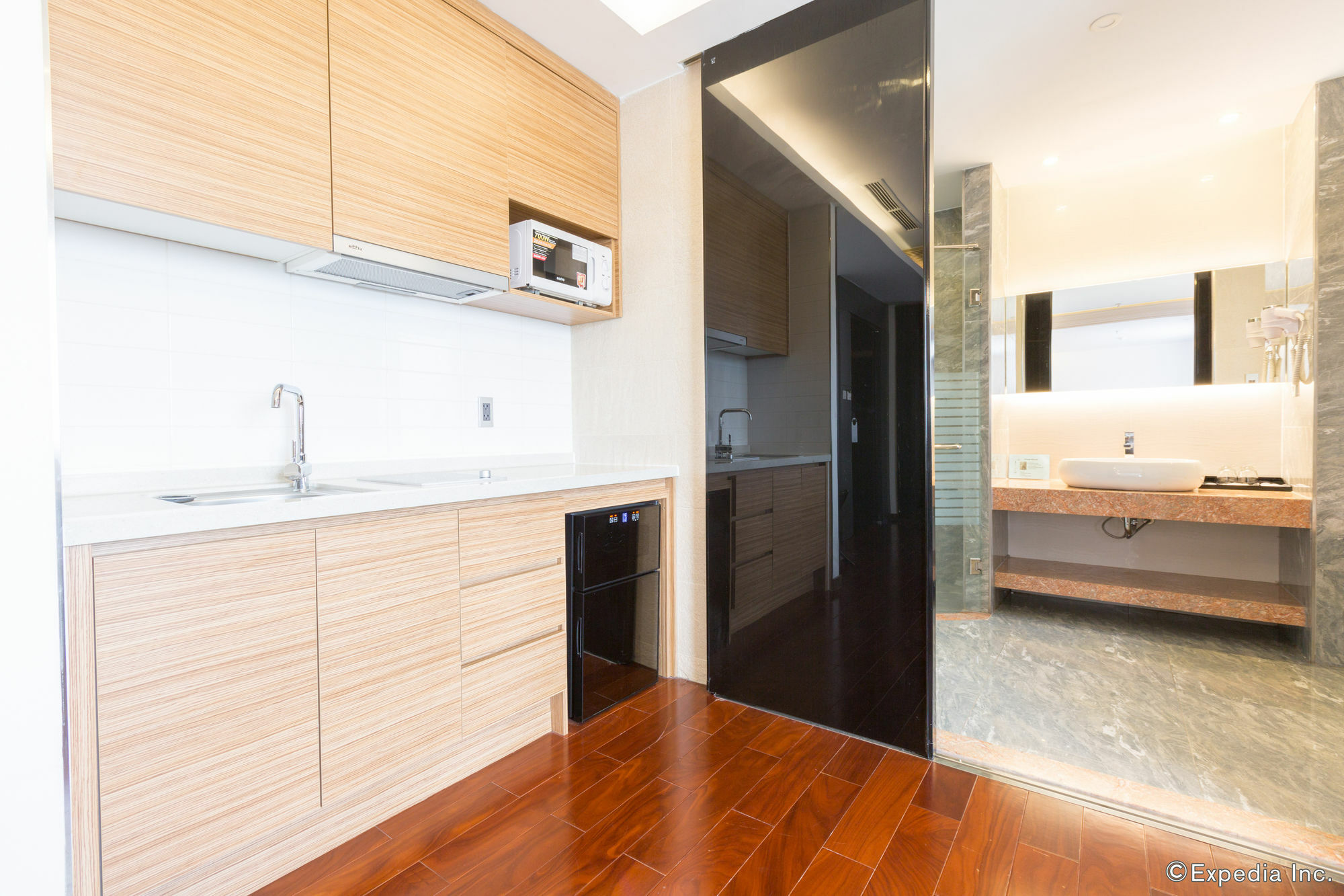 Charm Saigon 4*