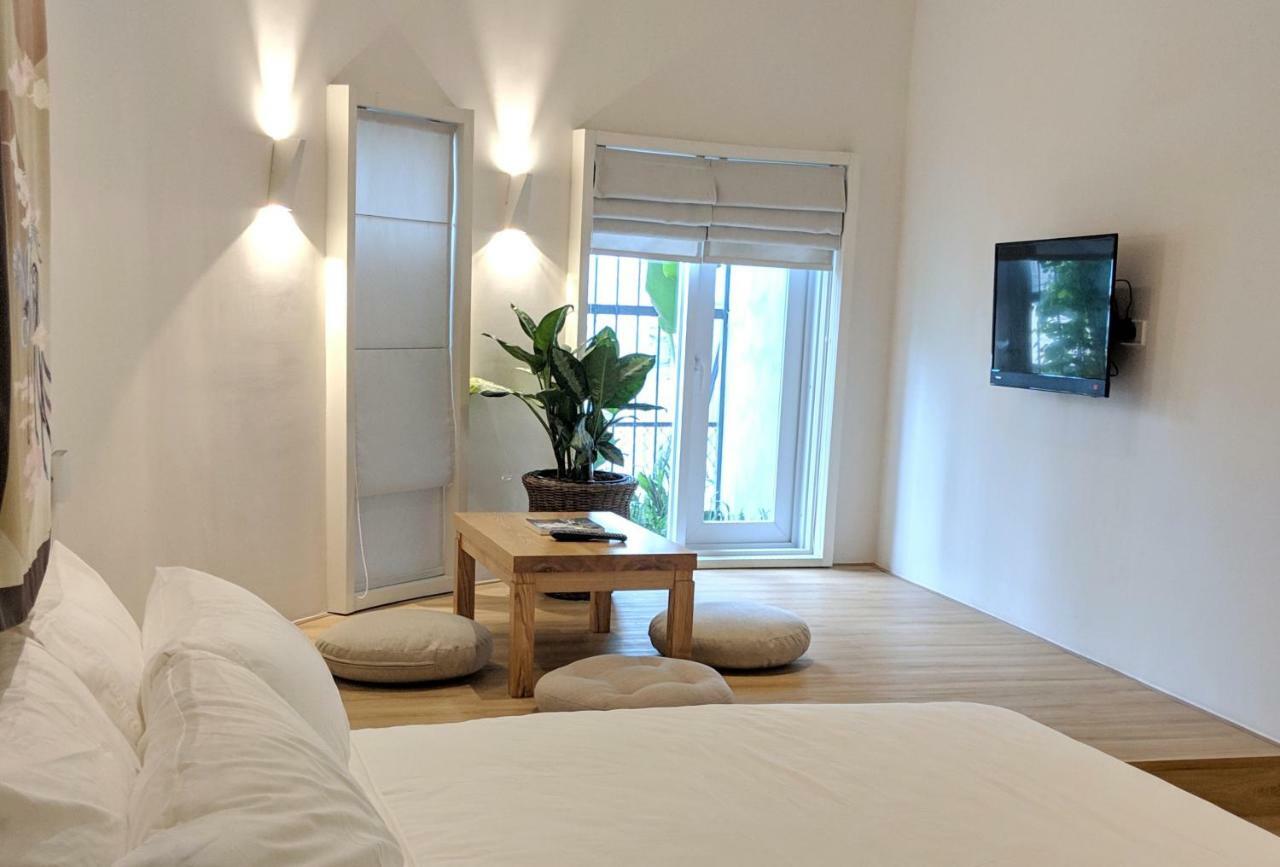 Circadian Japanese In Downtown Apartment *