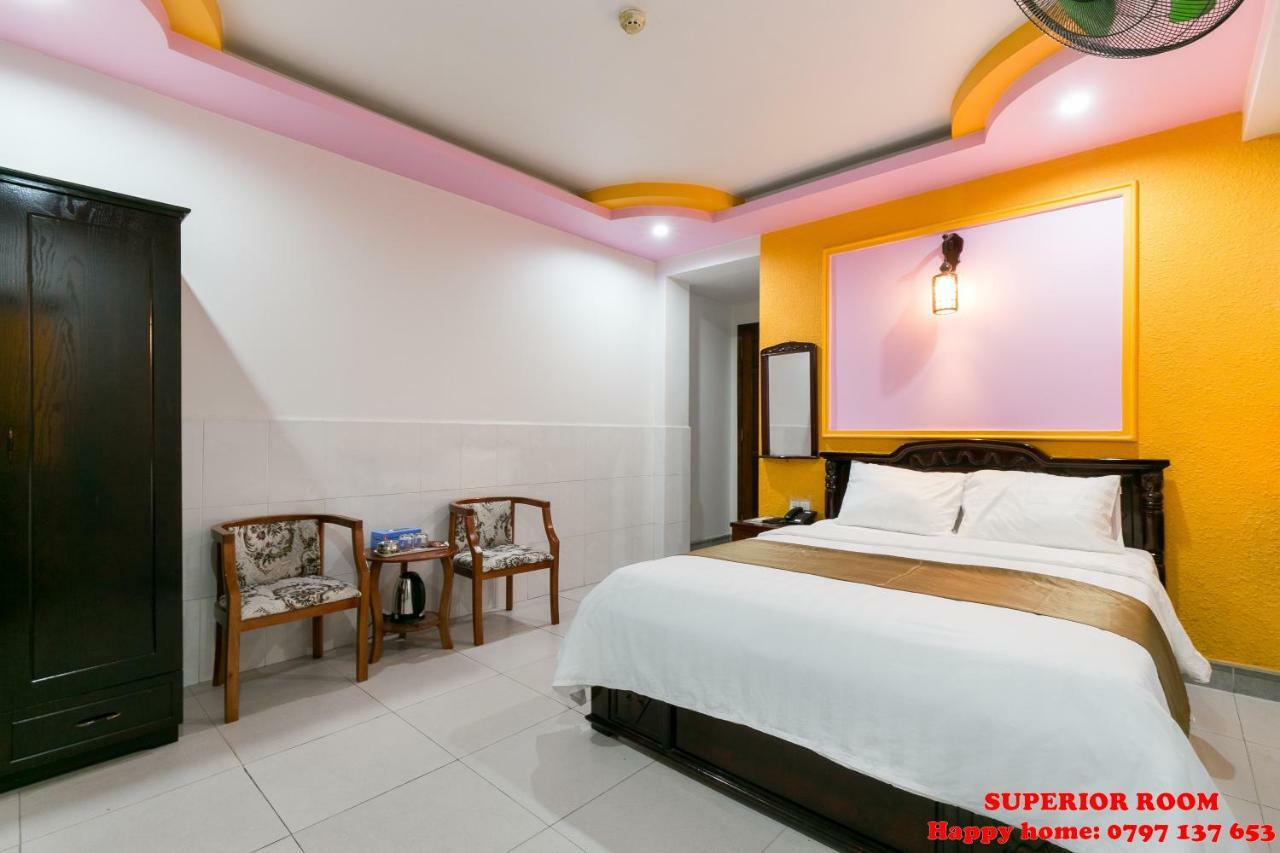Happy Hotel