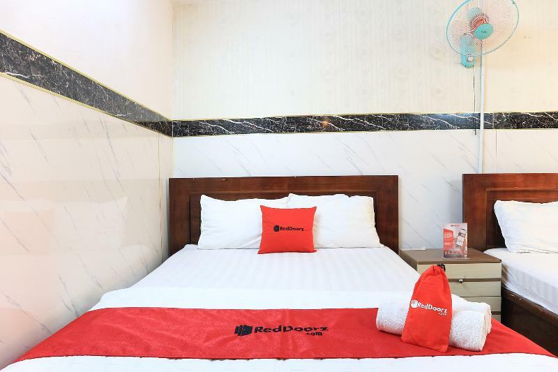 Reddoorz @ Cong Hoa Street 3*
