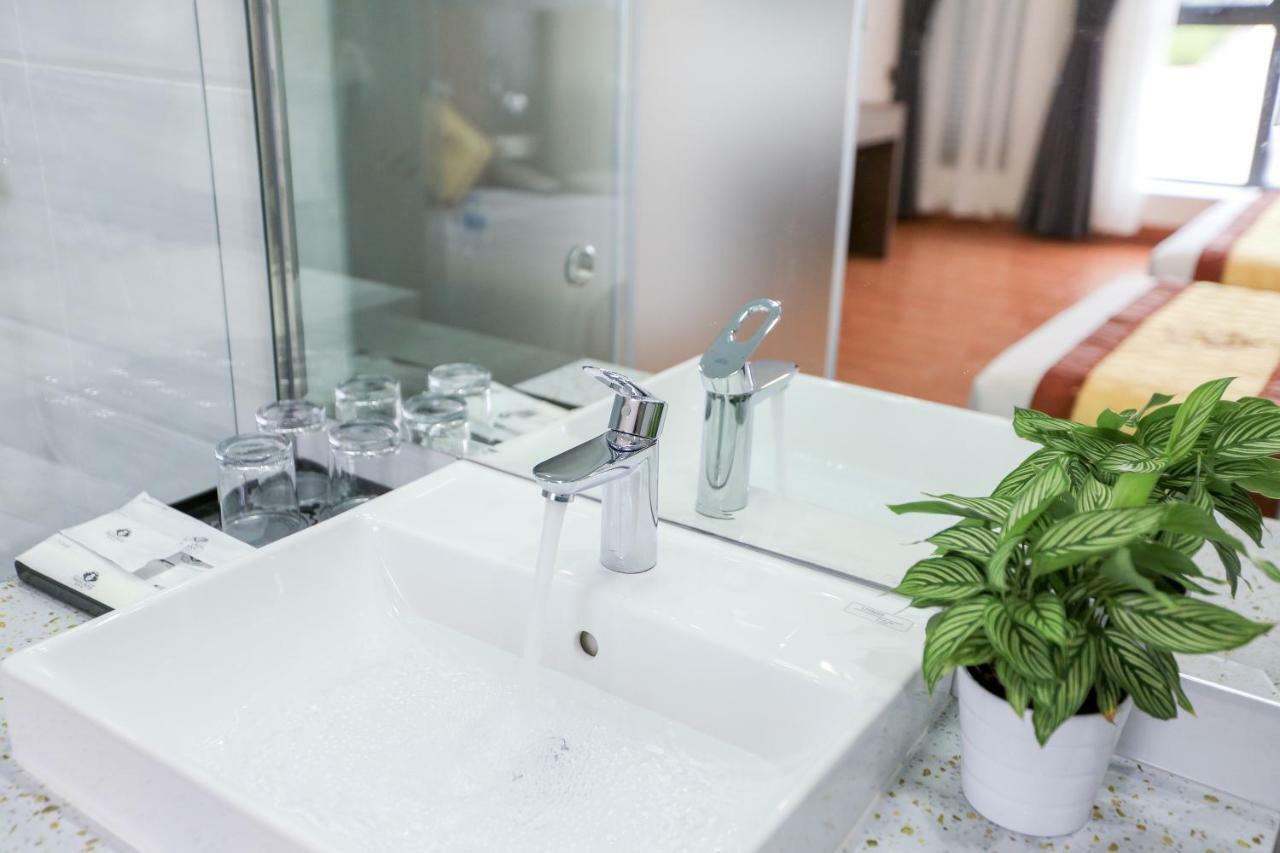 Hotel Prague Saigon Airport 3*