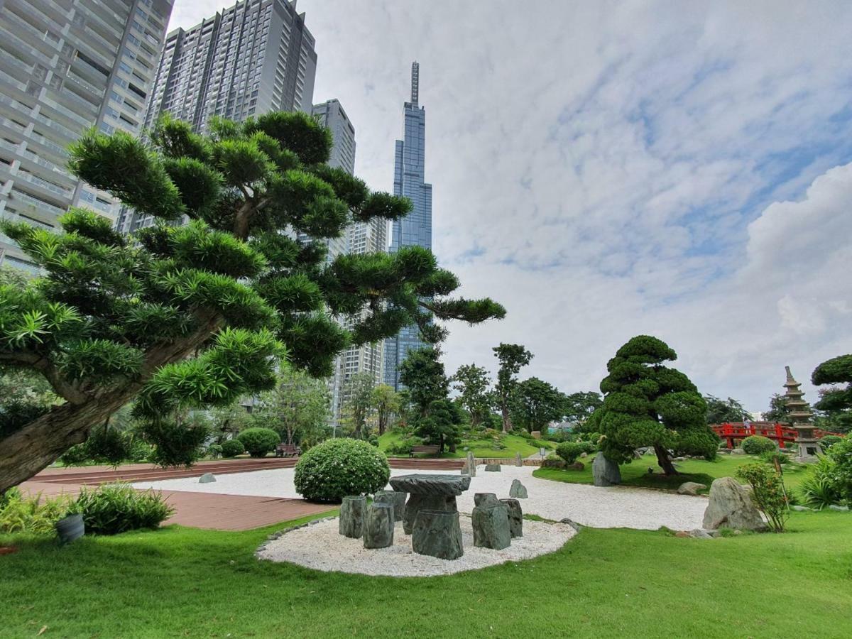 Omi Homestay - Vinhomes Central Park Apartment *