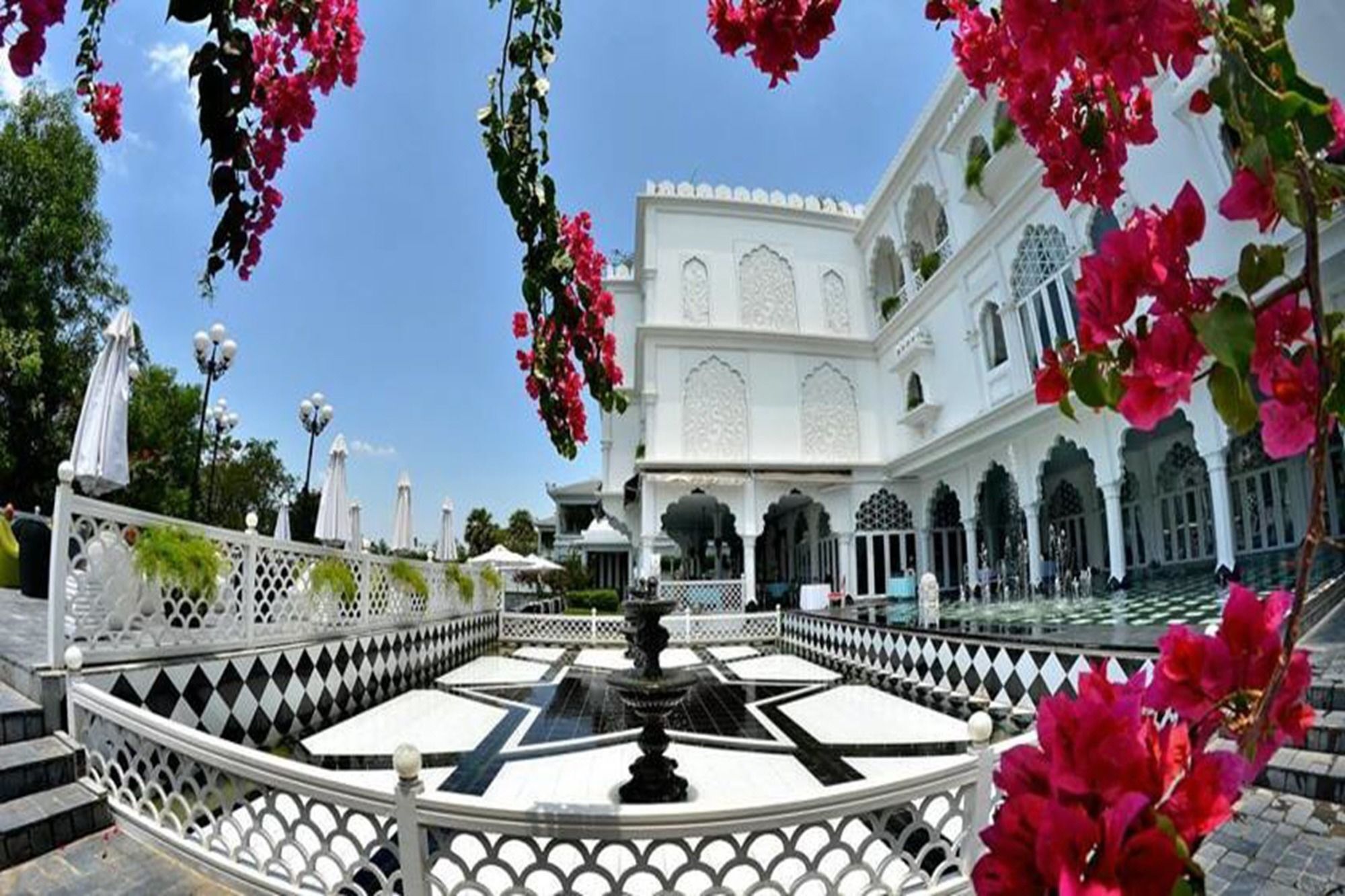 Chloe Gallery Hotel