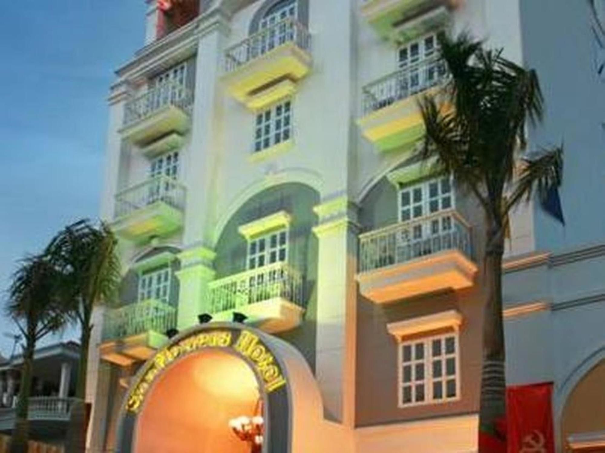 Hotel Sunflowers Airport