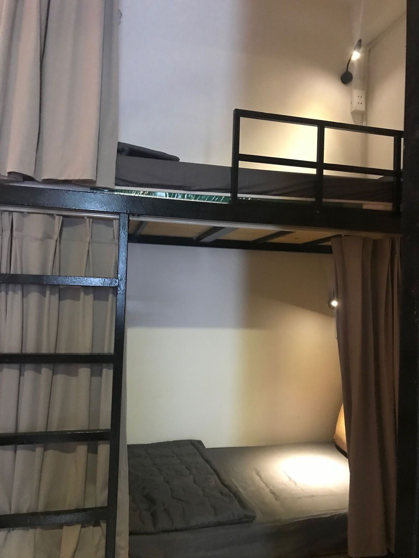 Hostel Wanderlust Saigon & Rooftop Bar