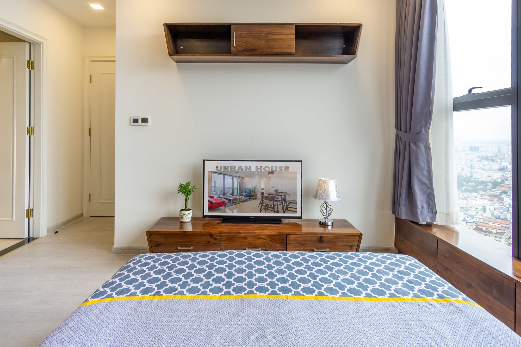 Urban House Saigon - Golden River *