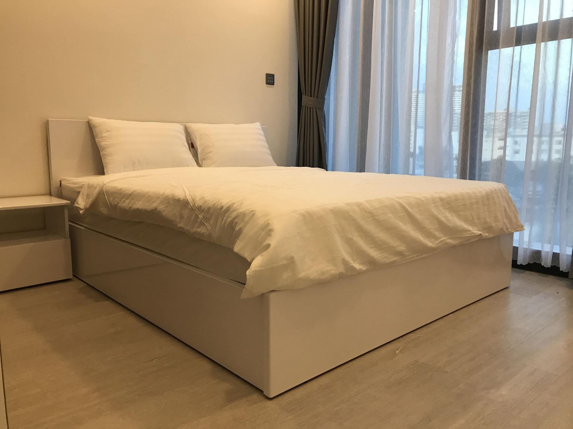 Mins - Vinhome Golden River Apartment