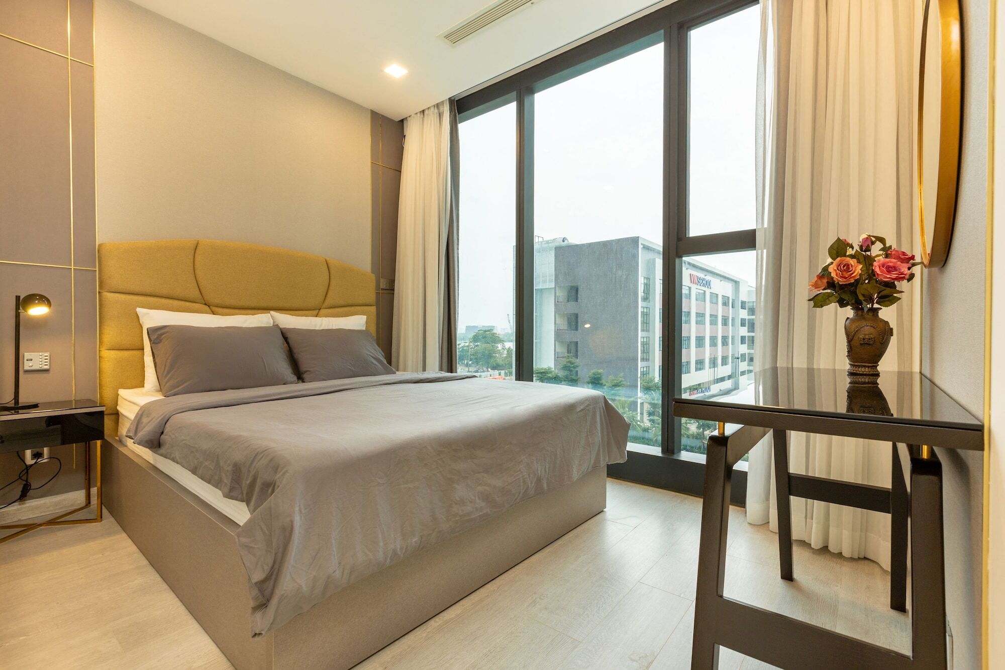 Oasis Vinhome Golden River Apartment *