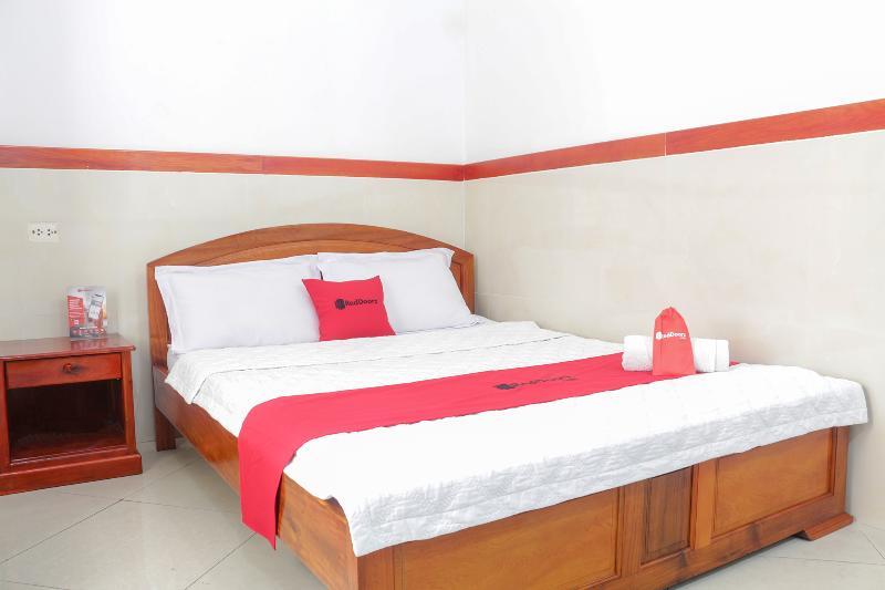 Reddoorz Near Binh Tay Market Hotel