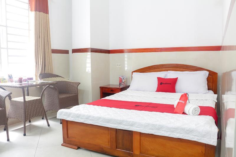 Hotel Reddoorz Near Binh Tay Market 2*